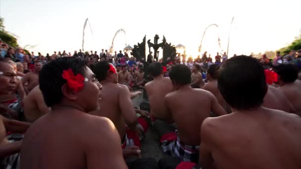 Bali Indonesia 2019年7月10日 在传统的Kecak舞蹈表演中 赤身露体的印度尼西亚男人 耳朵后面挂着红花 一边跳舞一边唱歌 — 图库视频影像