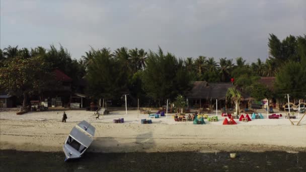 Aerial View Tourists White Sandy Beach Low Tide Gili Air — 비디오