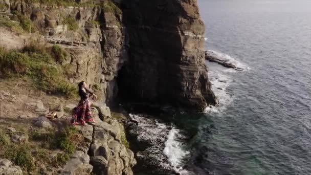 Vista Panorámica Aérea Mujer Gitana Hermoso Vestido Bailando Alto Acantilado — Vídeo de stock