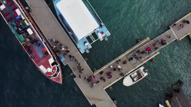 Top Antenne Zoomt Blick Auf Hölzerne Seebrücke Mit Touristen Bord — Stockvideo