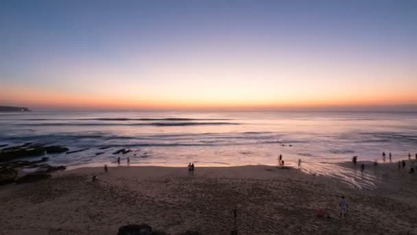 Удивительное Время Туристов Наслаждающихся Оранжевым Закатом Над Океаном Пляже Dreamland — стоковое видео
