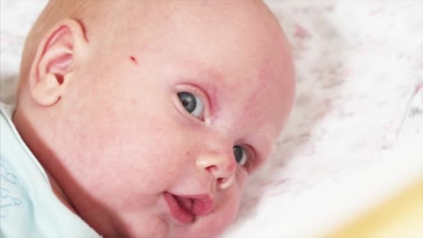 Cerca Vista Retrato Lindo Bebé Dos Meses Edad Niño Acostado — Vídeos de Stock