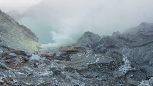 Zooming Out Timelapse Ijen Volcano Toxic Fumes Burning Sulphur Erupting — Stock Video