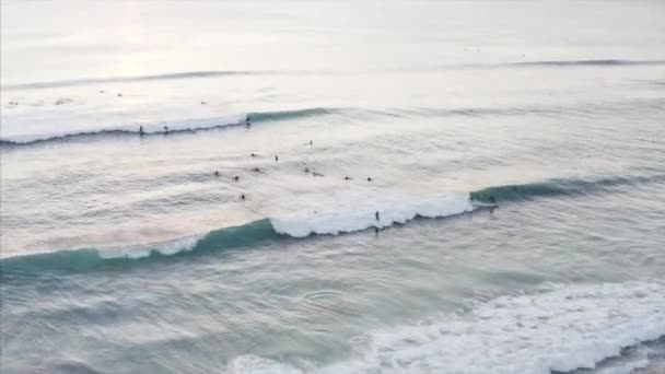 Вид Воздуха Серферов Океанских Волнах Пляже Dreamland Вечером Бали Индонезия — стоковое видео