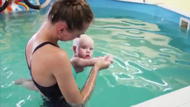 Erkek Çocuk Yüzüyor Yüzme Havuzunda Eğitmenle Fiziksel Egzersiz Yapıyor — Stok video