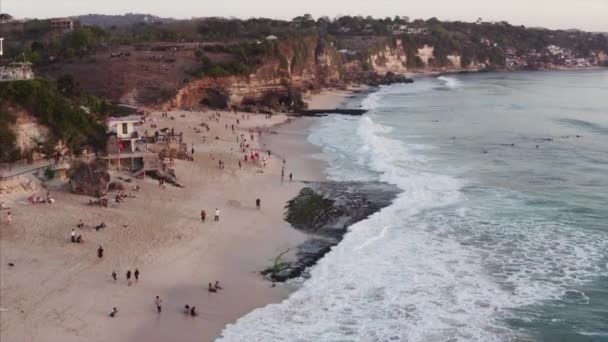 Luftaufnahme Von Wunderschönem Traumland Strand Mit Resort Und Badetouristen Blauen — Stockvideo