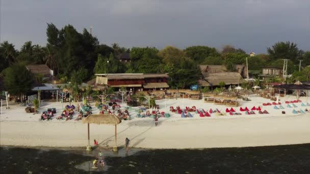 Vista Aérea Turistas Praia Areia Branca Maré Baixa Ilha Gili — Vídeo de Stock