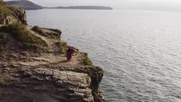 Flygfoto Panoramautsikt Över Zigenare Kvinna Vacker Klänning Dans Hög Klippa — Stockvideo