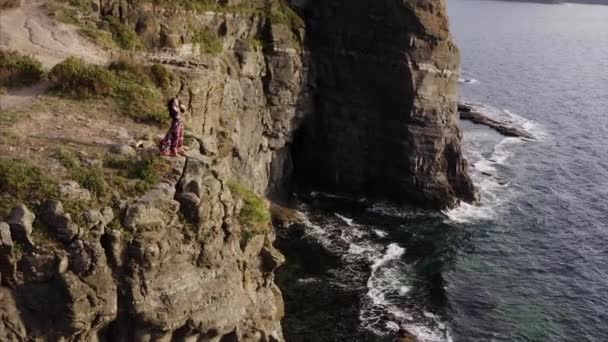 Aerial Panoramic View Gipsy Woman Beautiful Dress Dancing High Cliff — Stock Video
