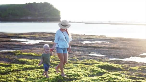 Mãe Branca Menino Dois Anos Andando Sobre Pedras Molhadas Maré — Vídeo de Stock