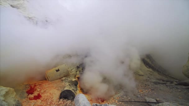인도네시아 이스트 자바의 화산에서 연소되는 유황에서 나오는 연기를 가까이 — 비디오