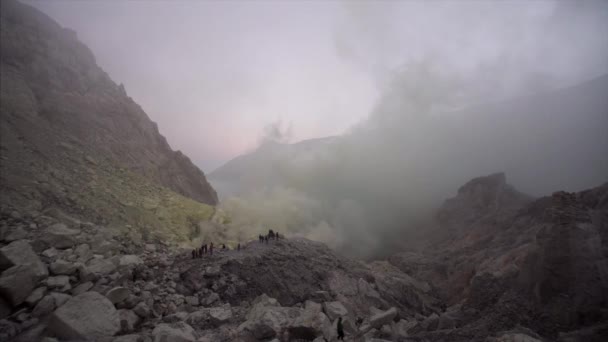 Kilátás Sziklás Hegyek Mérgező Füst Égő Kén Ijen Vulkán Kelet — Stock videók