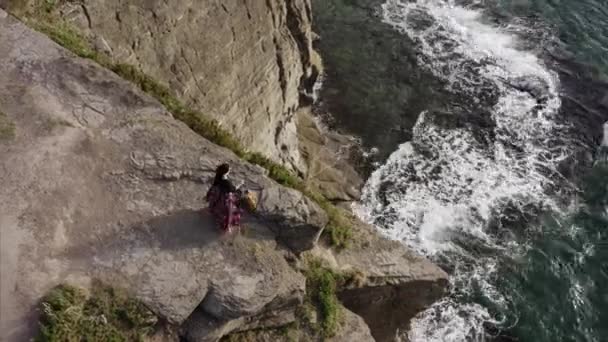 Vista Panorámica Aérea Mujer Gitana Hermoso Vestido Con Guitarra Pie — Vídeo de stock