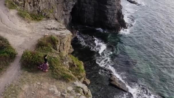 Letecký Panoramatický Pohled Cikánku Krásných Šatech Kráčející Vysokých Útesech Nad — Stock video