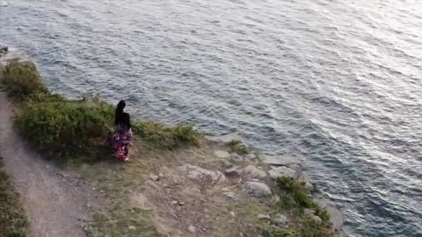 Vista Panorâmica Aérea Mulher Cigana Belo Vestido Andando Alto Penhasco — Vídeo de Stock