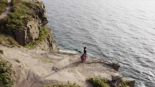 Vista Panorâmica Aérea Mulher Cigana Belo Vestido Andando Alto Penhasco — Vídeo de Stock