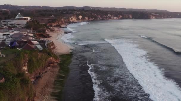 Vue aérienne de la plage de sable Dreamland à marée basse et station touristique avec littoral et océan calme au crépuscule, Bali, Indonésie  