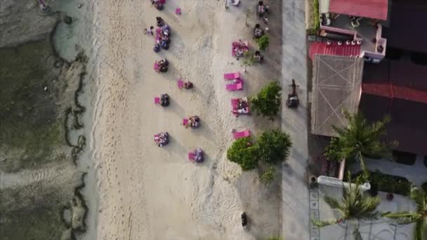 Αεροφωτογραφία Της Αμμώδους Παραλίας Τους Τουρίστες Απολαμβάνουν Φρέσκο Βράδυ Πολυθρόνες — Αρχείο Βίντεο