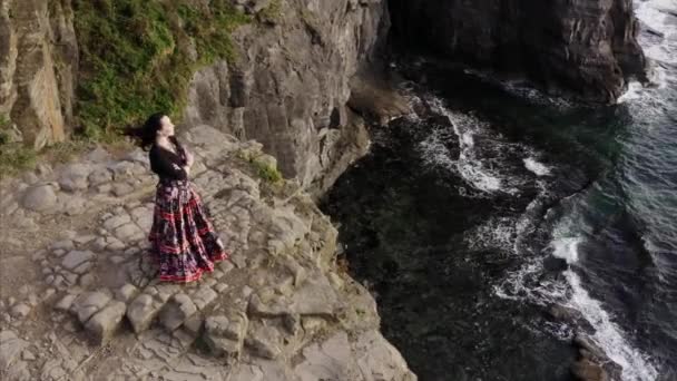 Воздушный Панорамный Вид Цыганки Красивом Платье Стоящей Высокой Скале Над — стоковое видео