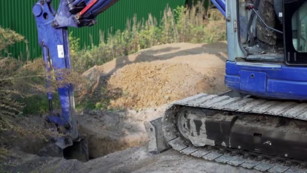 Hydraulische Graafmachine Graven Gat Grond Voor Spijsvertering Tank Bouwplaats — Stockvideo