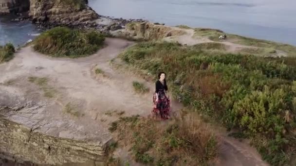 Aerial Panoramic View Gipsy Woman Beautiful Dress Walking High Cliff — 비디오
