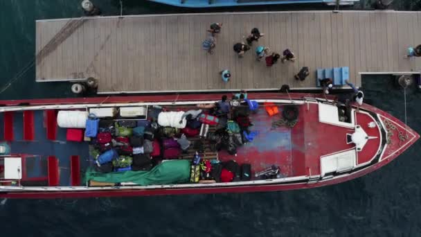 空中俯瞰着木制码头 游客在平静而蔚蓝的大海中乘船游览 Gili Air Island Indonesia — 图库视频影像