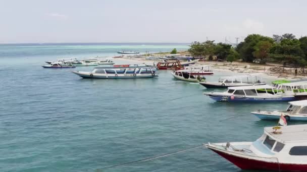 ギリ航空 インドネシア 7月4 2019 熱帯の島の桟橋で係留されたフェリーボートの空中ビュー — ストック動画