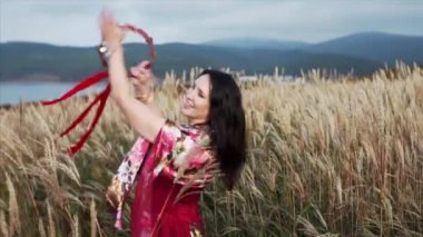 Güzel elbiseli çingene kadının mavi gökyüzü arka planında tef eşliğinde dans edişi görüntüsü