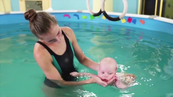 Baby Jongen Zwemmen Doen Fysieke Oefeningen Het Zwembad Met Instructeur — Stockvideo