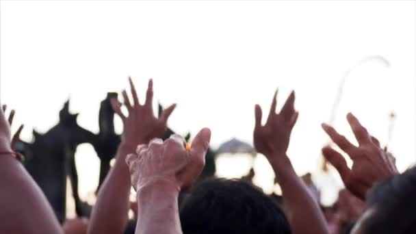 Endonezyalı Erkeklerin Elleri Ramayana Hindu Destanından Geleneksel Kecak Dansı Yapıyor — Stok video