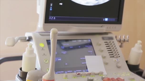 Läkare Med Medicinsk Ultraljud Maskin Kontrollpanel Med Ofödda Barnet Monitorn — Stockvideo