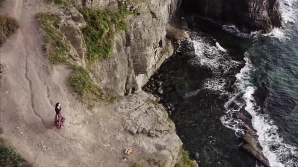 Luchtfoto Panoramisch Uitzicht Zigeunervrouw Mooie Jurk Lopen Hoge Klif Boven — Stockvideo