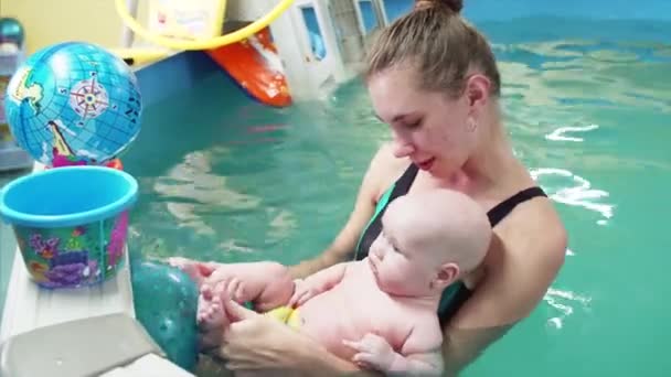 Baby Jongen Zwemmen Doen Fysieke Oefeningen Het Zwembad Met Instructeur — Stockvideo