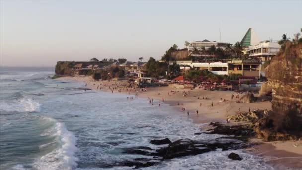 Luftaufnahme Von Wunderschönem Traumland Strand Mit Resort Und Badetouristen Blauen — Stockvideo