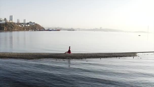 Aerial View Attractive Gipsy Woman Running Sandbar Sea Vladivostok Russia — 비디오