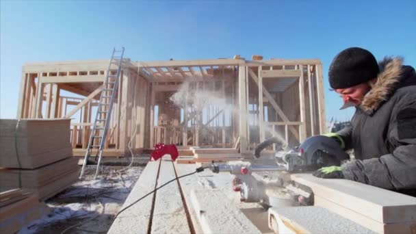 Professioneller Bauarbeiter Schneidet Holzplanke Mit Kreissäge Mit Bau Befindlichem Fachwerkhaus — Stockvideo