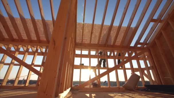 Vista Construtores Cobrindo Telhado Com Camada Impermeabilização Interior Casa Quadro — Vídeo de Stock