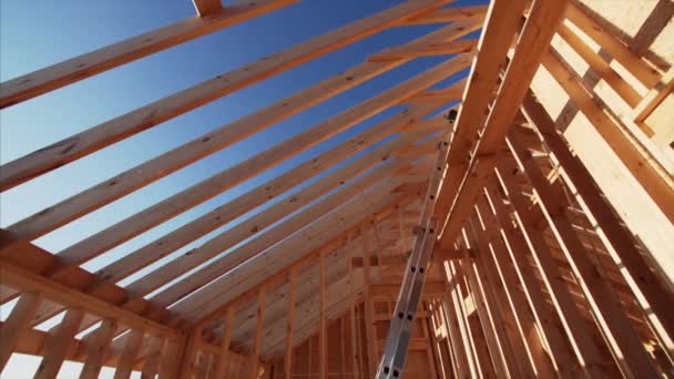 Niedokończone Wnętrze Domu Ramy Drewnianymi Belkami Dachu Ścian Niebieskim Niebem — Wideo stockowe