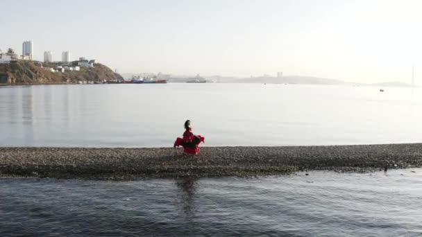 Flygfoto Attraktiva Zigenare Kvinna Dans Med Passion Sandbar Havet Vladivostok — Stockvideo