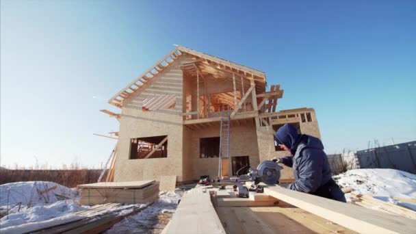 Constructeur Professionnel Découpe Planche Bois Avec Scie Circulaire Avec Maison — Video