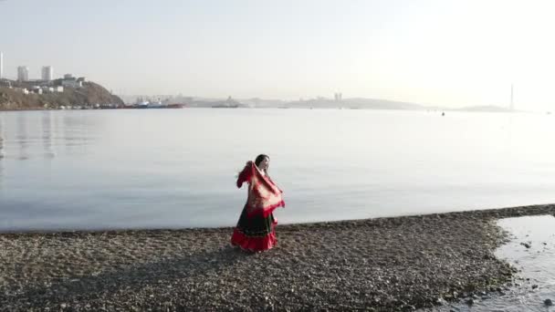 Flygfoto Attraktiva Zigenare Kvinna Dans Med Passion Sandbar Havet Vladivostok — Stockvideo