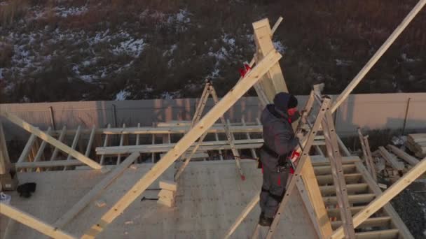 Vue Aérienne Zoom Arrière Des Constructeurs Soulevant Charpente Grenier Sur — Video