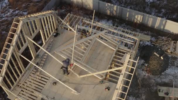 Top aerial view of builders working on the second floor of new frame house — Stock Footage Top Aerial View Builders Working Second Floor New Frame House Royalty Free Stock Video