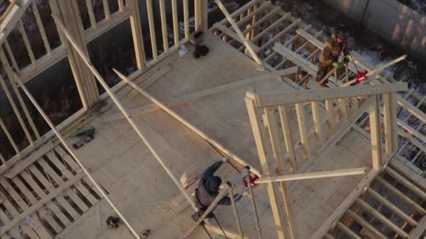 建造者提升阁楼框架的空中升降视图 建筑中框架房屋的概念 — 图库视频影像
