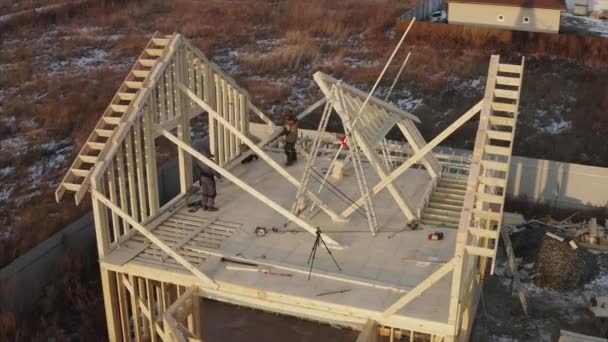 Vue Aérienne Des Constructeurs Ajustant Les Planches Bois Pour Grenier — Video