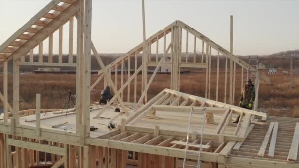 Aerial Panoramautsikt Över Byggare Som Arbetar Andra Våningen Samtidigt Lyfta — Stockvideo