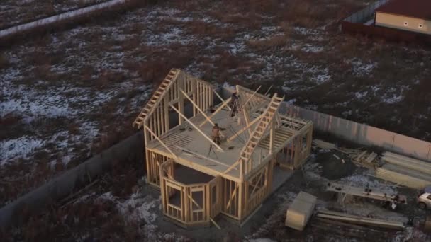 Nşaatçıların Tavan Arasını Kaldırırken Çekilmiş Panoramik Görüntüsü Çerçeve Konsepti Yapım — Stok video