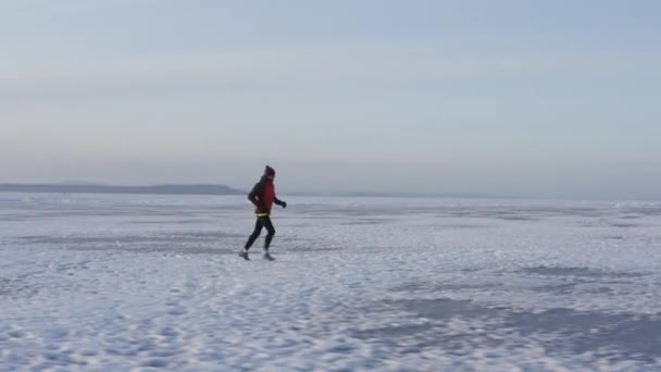 Vista Aérea Desportista Correndo Gelo Baía Amur Congelada Inverno Vladivostok — Vídeo de Stock