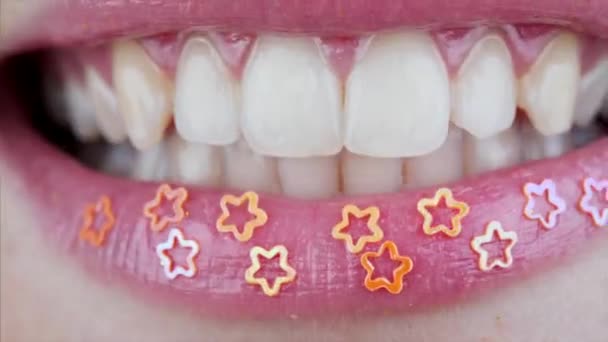 Macro Vista Labios Femeninos Con Estrellas Doradas Decorativas Moviéndose Mientras — Vídeo de stock