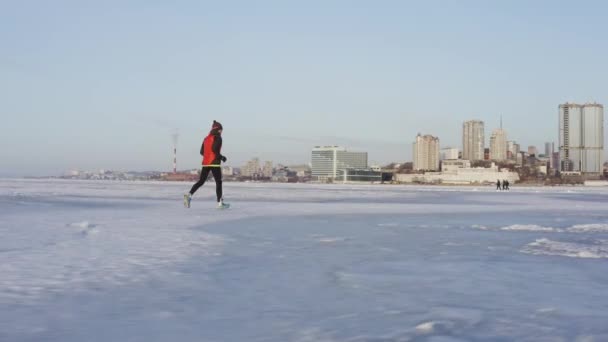 겨울에 얼어붙은 르만의 달리고 스포츠맨의 블라디보스토크 러시아 — 비디오